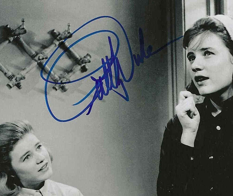 PATTY DUKE — PATTY DUKE HAND SIGNED VINTAGE PATTY DUKE SHOW PHOTO 8x10, изображение 2