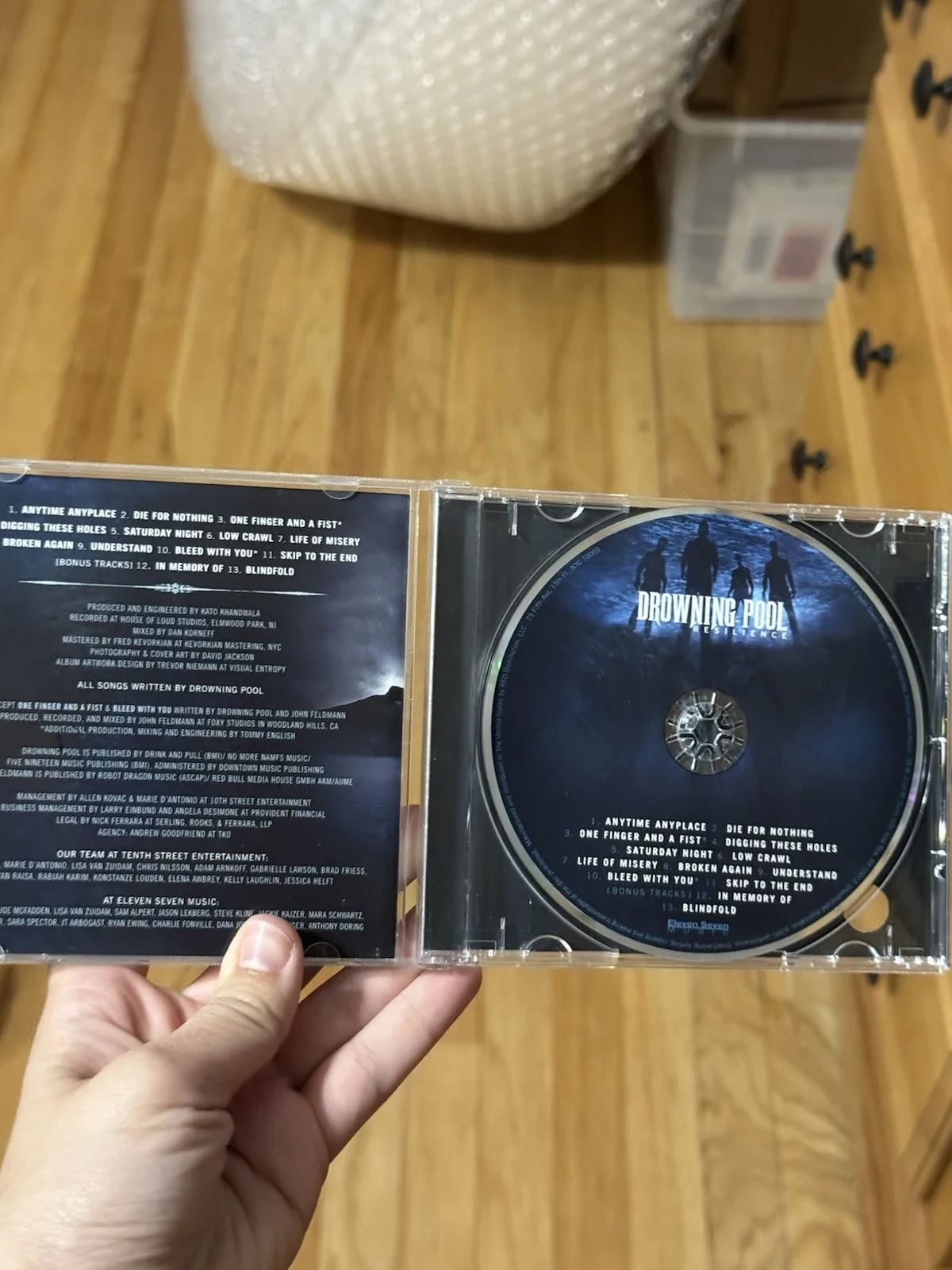 Drowning Pool Autographed Resilience CD With Guitar Picks From Concert, изображение 2