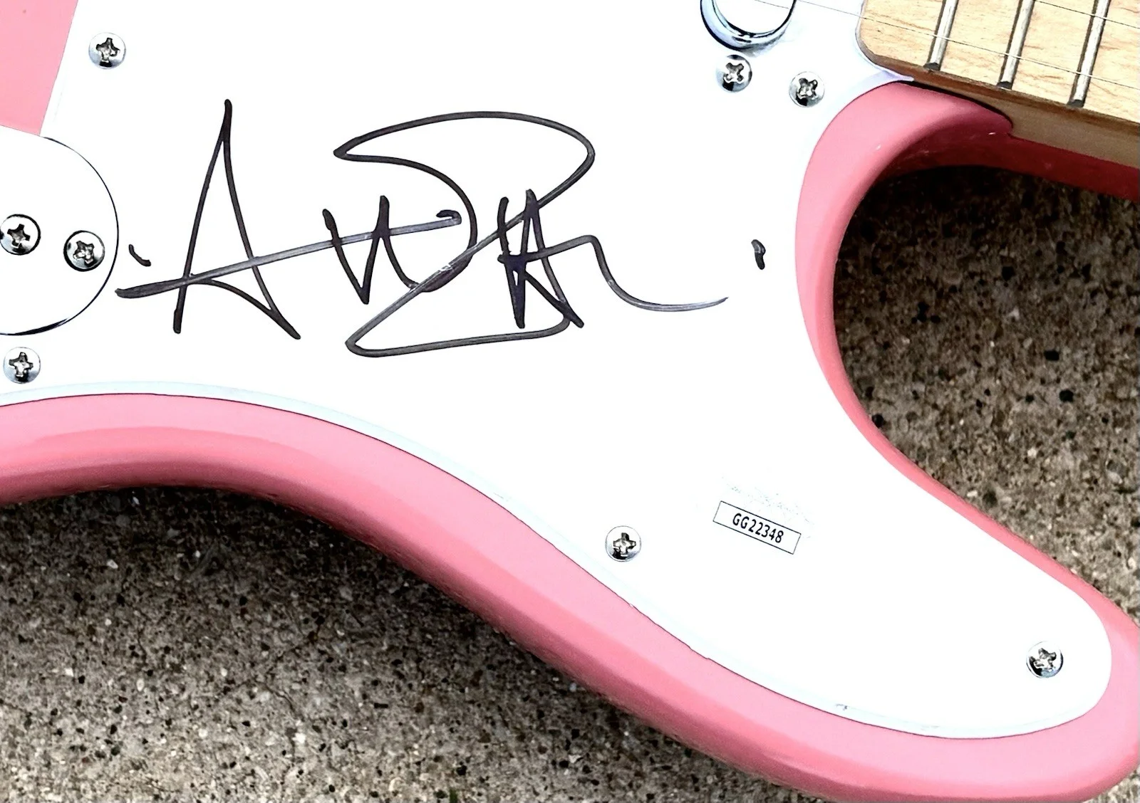 AVRIL LAVIGNE SIGNED Pink Guitar JSA AUTHENTICATED, image 3