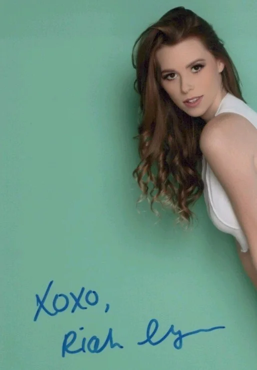 Riah Lynn — Simply beautiful, signature model Riah Lynn- signed 8x10 Photo w/COA, изображение 2