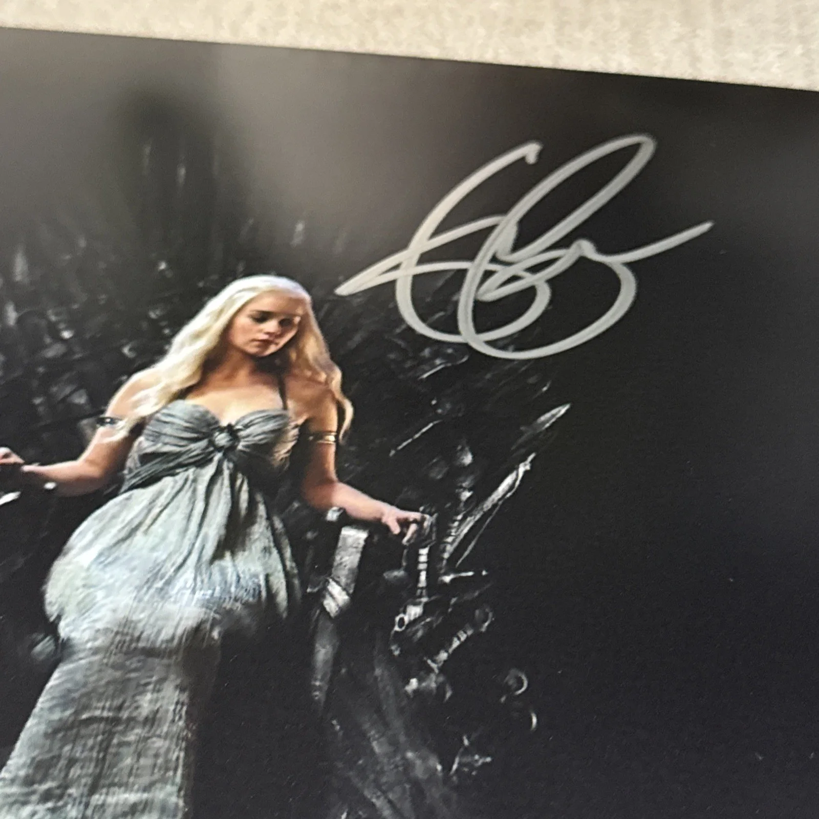Emilia Clarke Autographed Game of Thrones Daenerys Targaryen Signed Photo w/COA, изображение 4
