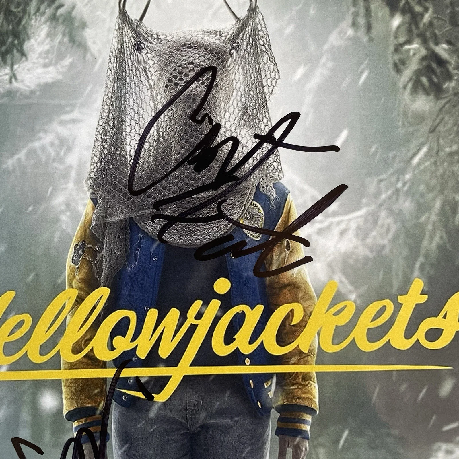 Yellowjackets Cast — Yellowjackets cast signed 8x10 photo Melanie Lynskey Eaton Nelisse Hewson SWAU, изображение 3