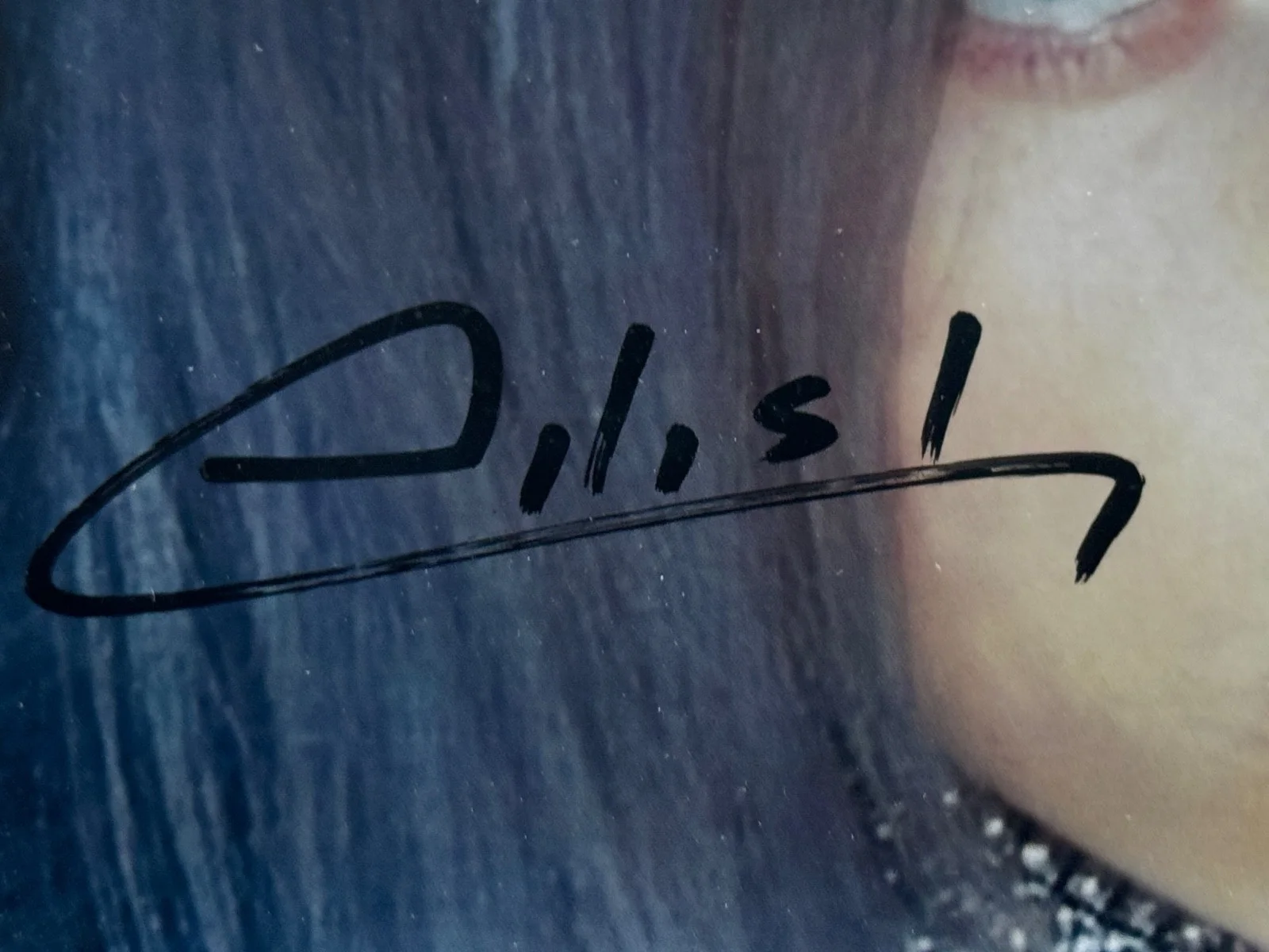 BILLIE EILISH — SIGNED BILLIE EILISH Spider Photo with COA - Slipcover - Ships FREE, image 2