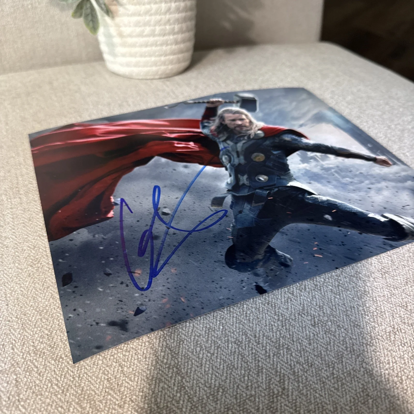 CHRIS HEMSWORTH — CHRIS HEMSWORTH SIGNED AUTOGRAPH 8x10 THOR PHOTO MARVEL AVENGERS w/COA Hologram, image 2