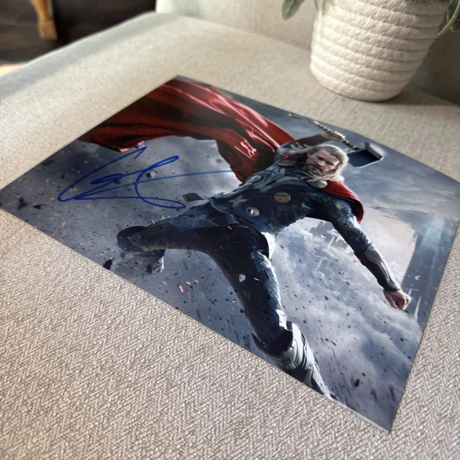CHRIS HEMSWORTH — CHRIS HEMSWORTH SIGNED AUTOGRAPH 8x10 THOR PHOTO MARVEL AVENGERS w/COA Hologram, image 3
