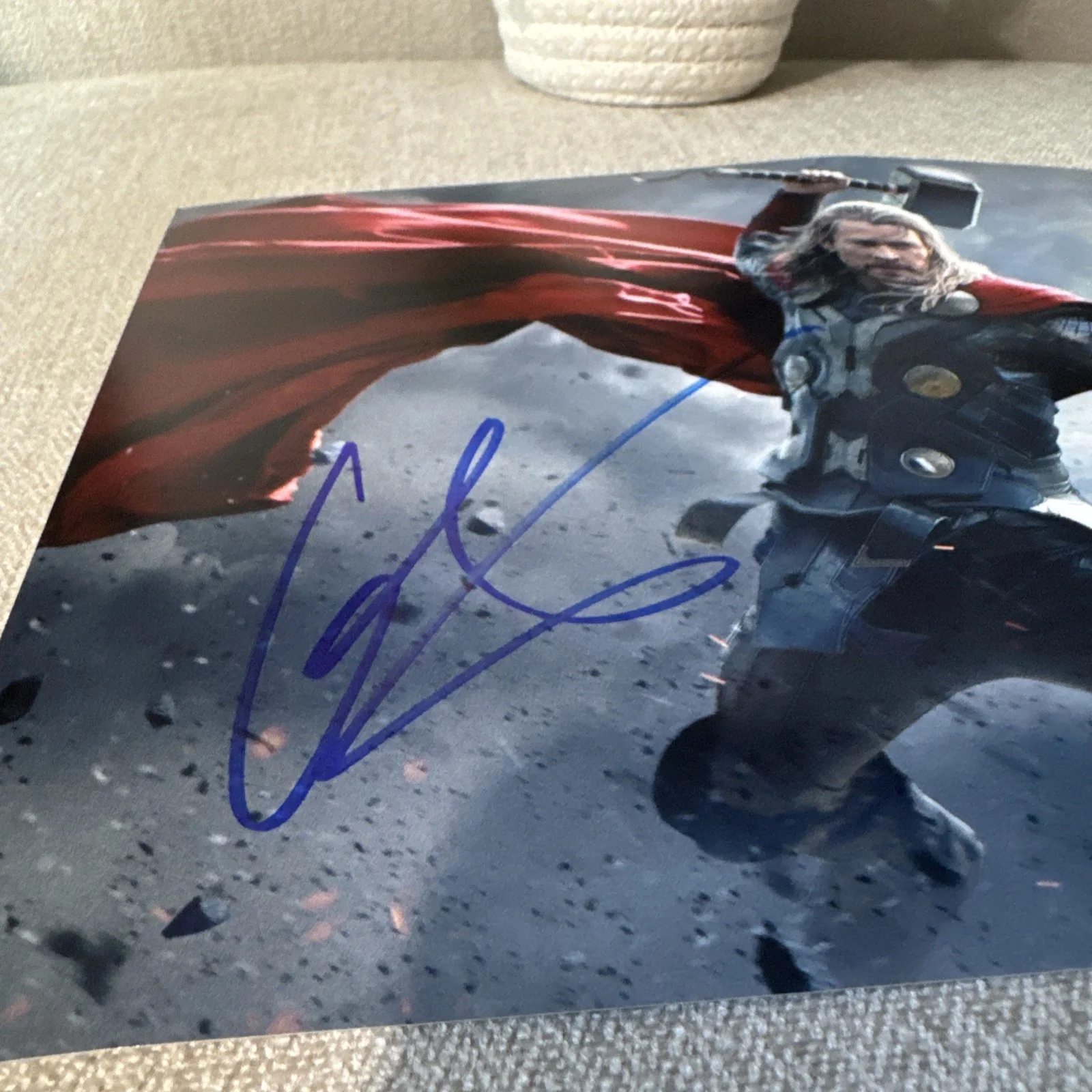 CHRIS HEMSWORTH — CHRIS HEMSWORTH SIGNED AUTOGRAPH 8x10 THOR PHOTO MARVEL AVENGERS w/COA Hologram, image 4