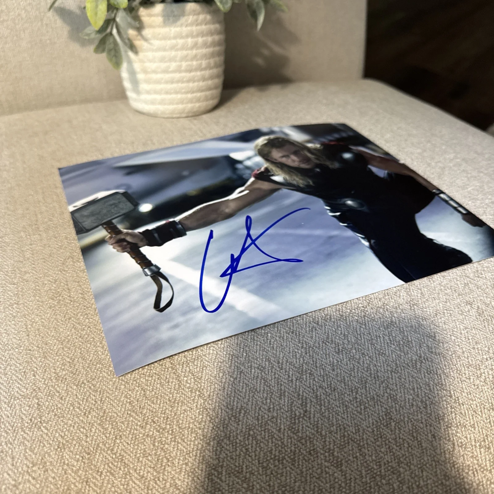 CHRIS HEMSWORTH — CHRIS HEMSWORTH SIGNED AUTOGRAPH 8x10 THOR PHOTO MARVEL AVENGERS w/COA Hologram, изображение 2