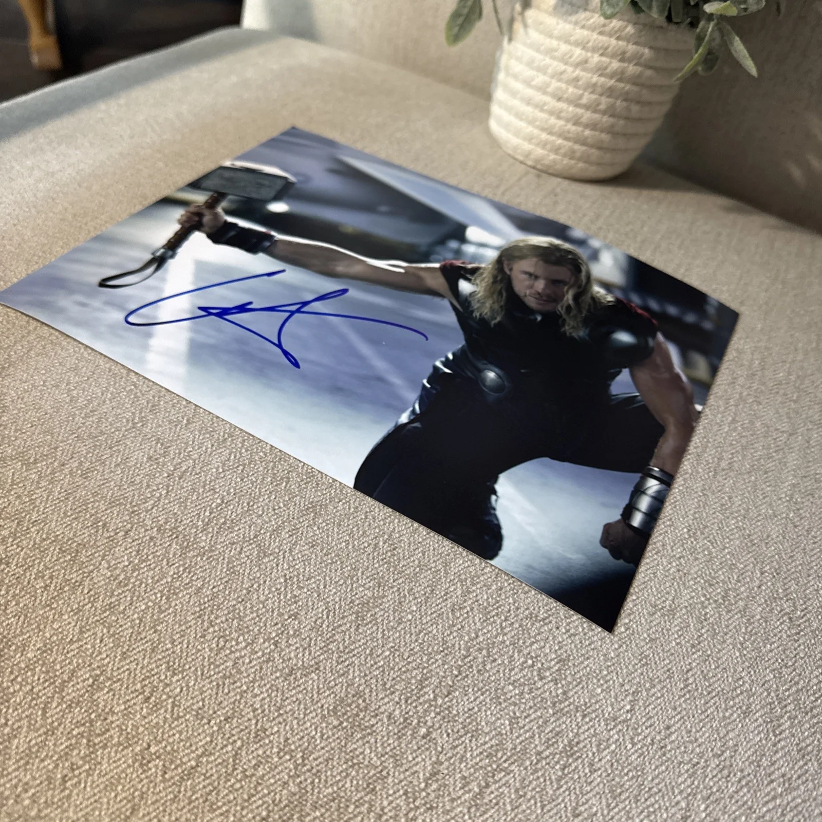 CHRIS HEMSWORTH — CHRIS HEMSWORTH SIGNED AUTOGRAPH 8x10 THOR PHOTO MARVEL AVENGERS w/COA Hologram, изображение 3