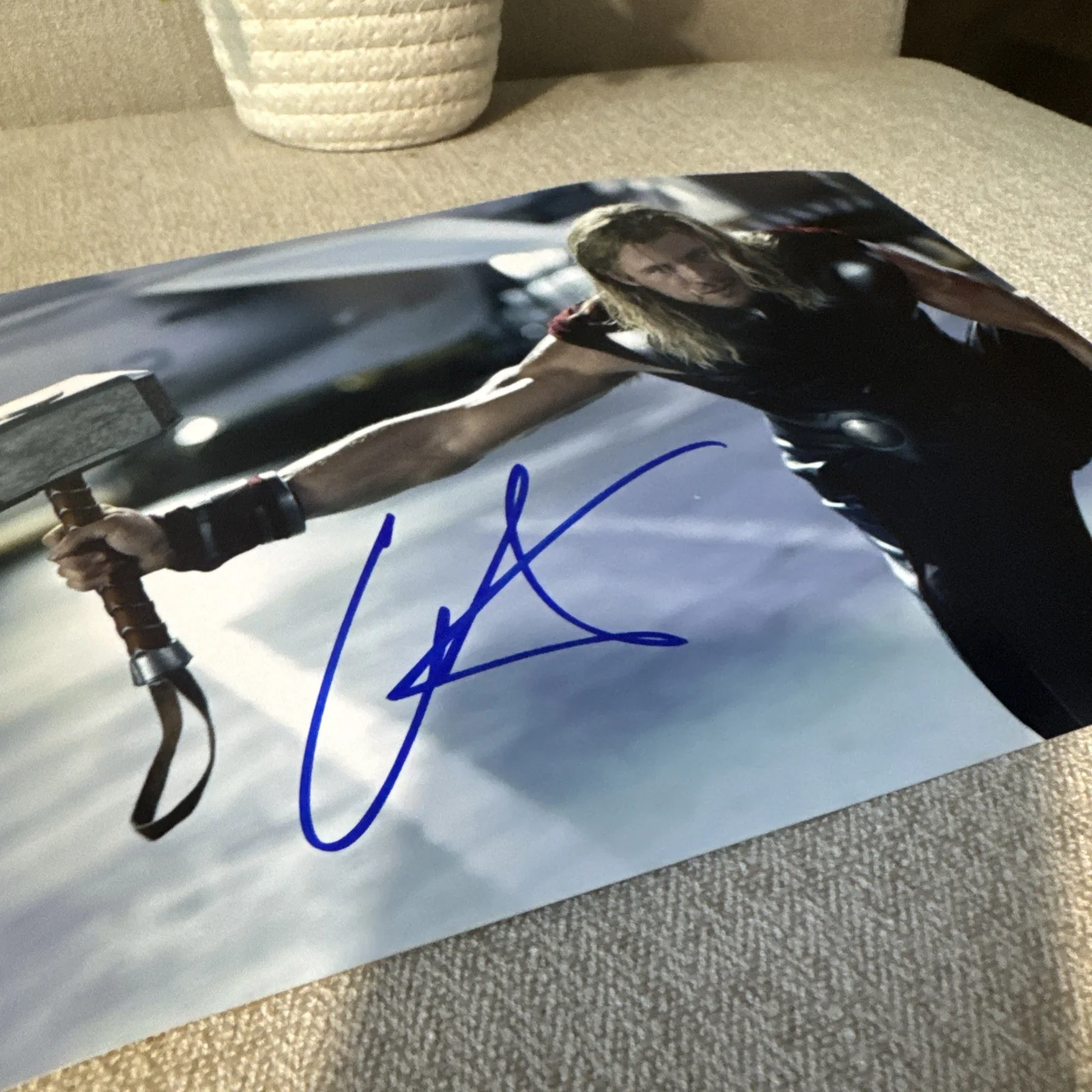 CHRIS HEMSWORTH — CHRIS HEMSWORTH SIGNED AUTOGRAPH 8x10 THOR PHOTO MARVEL AVENGERS w/COA Hologram, изображение 4