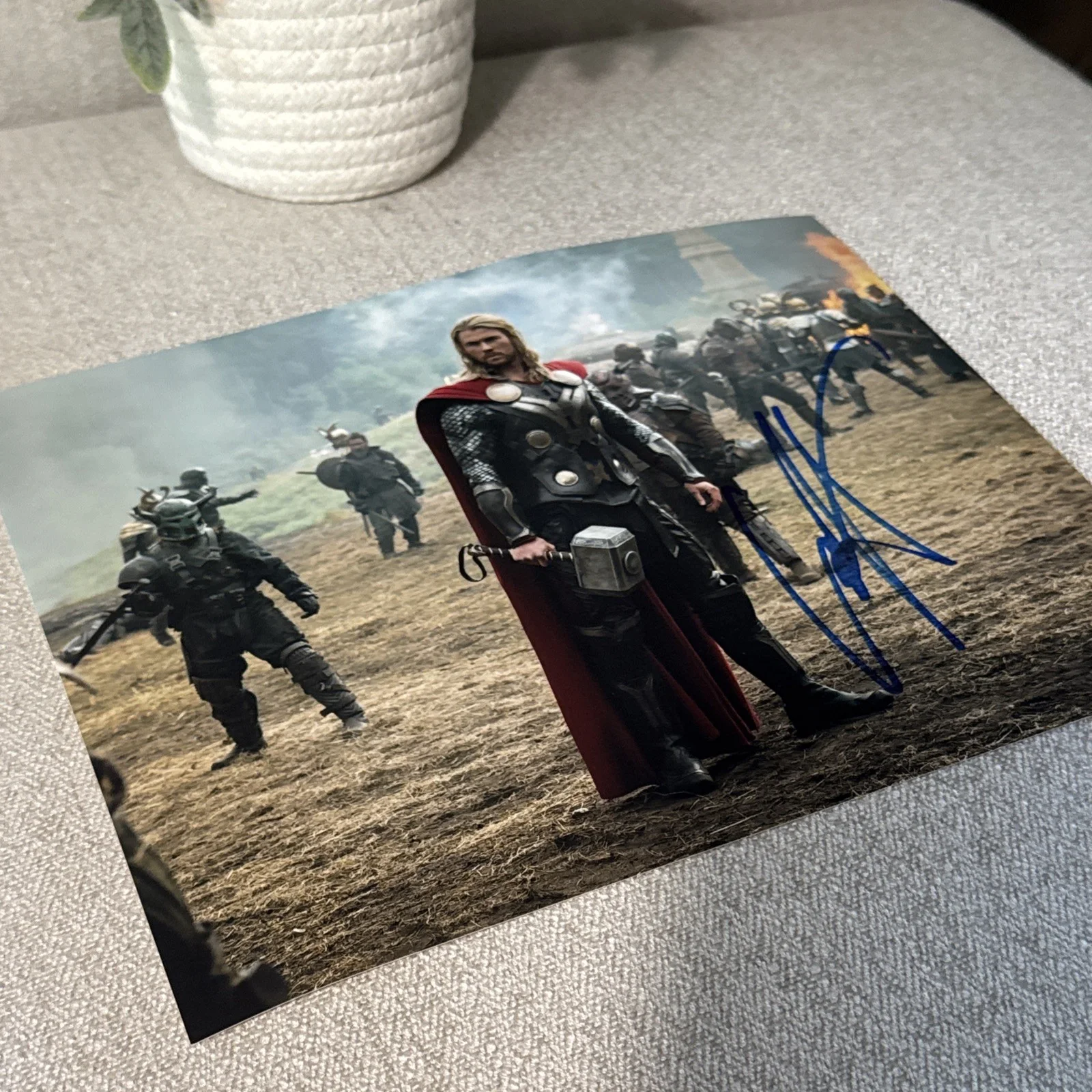 CHRIS HEMSWORTH — CHRIS HEMSWORTH SIGNED AUTOGRAPH 8x10 THOR PHOTO MARVEL AVENGERS w/COA Hologram, изображение 2
