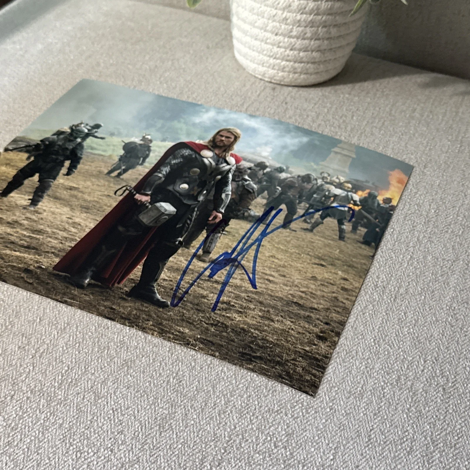 CHRIS HEMSWORTH — CHRIS HEMSWORTH SIGNED AUTOGRAPH 8x10 THOR PHOTO MARVEL AVENGERS w/COA Hologram, изображение 3