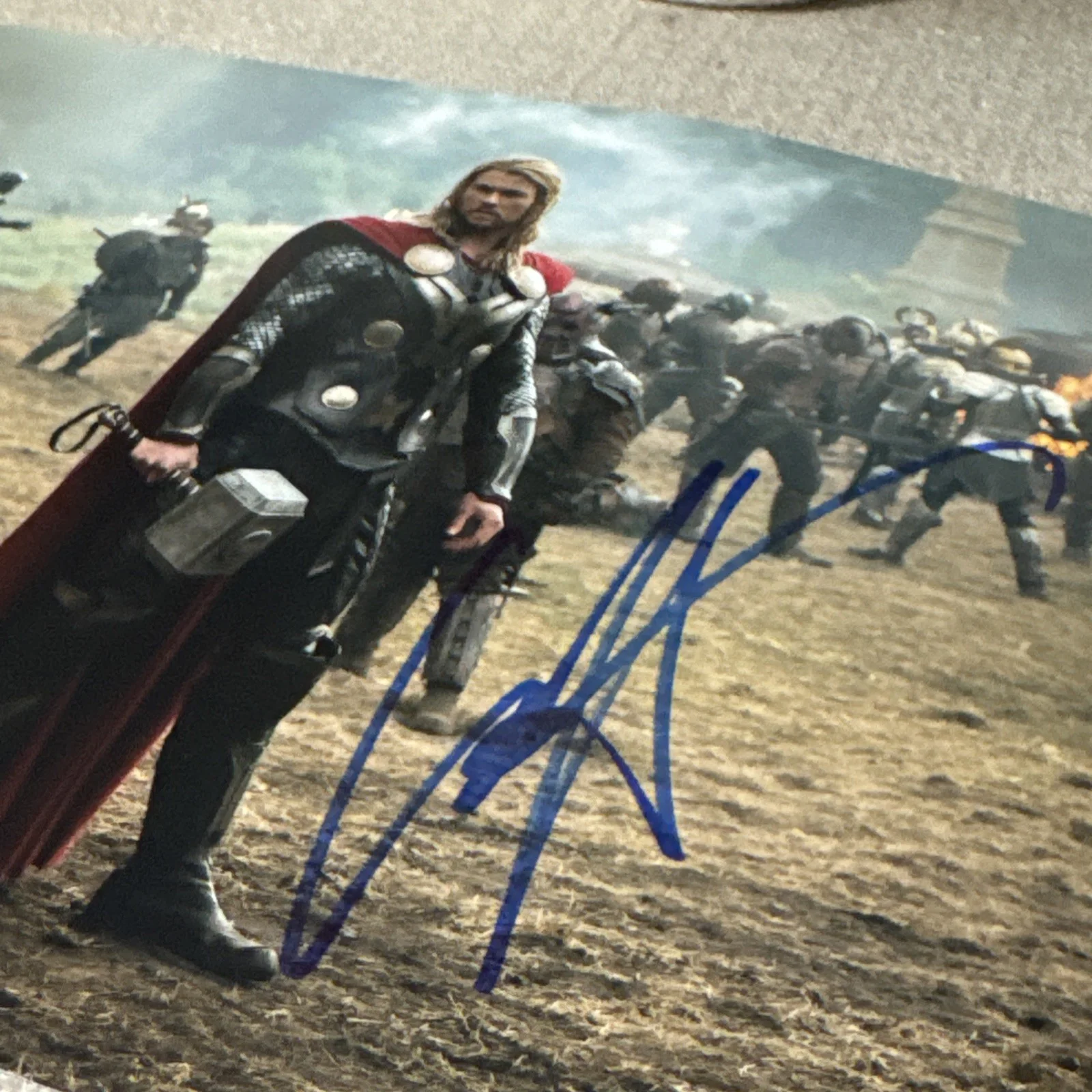 CHRIS HEMSWORTH — CHRIS HEMSWORTH SIGNED AUTOGRAPH 8x10 THOR PHOTO MARVEL AVENGERS w/COA Hologram, изображение 4