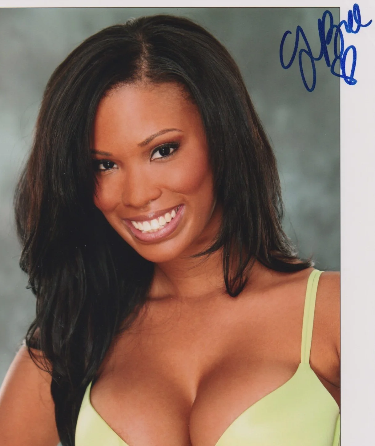 LEOLA BELL hand-signed BUSTY SEXY PLAYMATE IN BRA 8x10 closeup w/ UACC RD COA, изображение 2