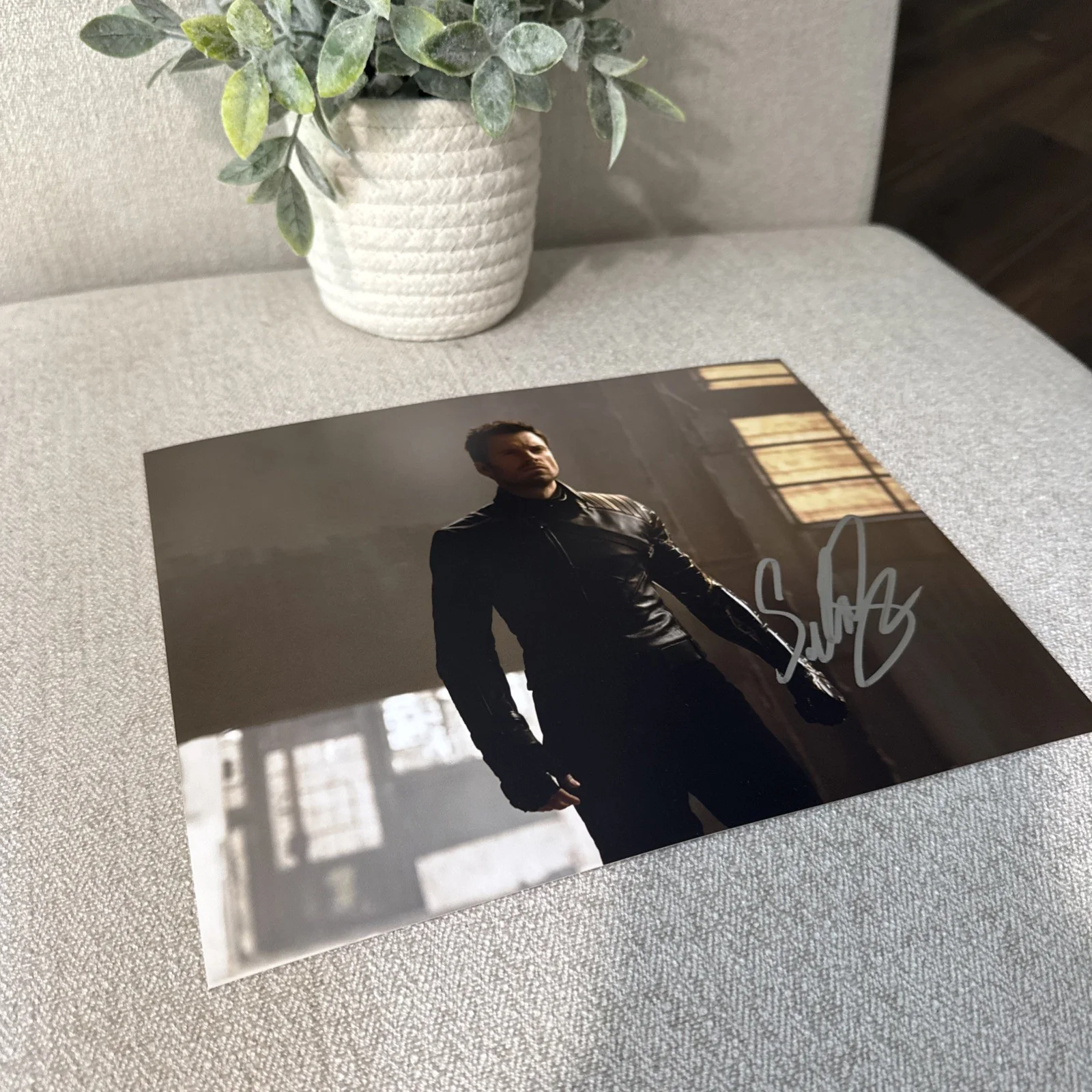 Sebastian stan — Sebastian Stan Signed 8x10 Winter Soldier Captain America Marvel w/COA & Holo !!, изображение 2