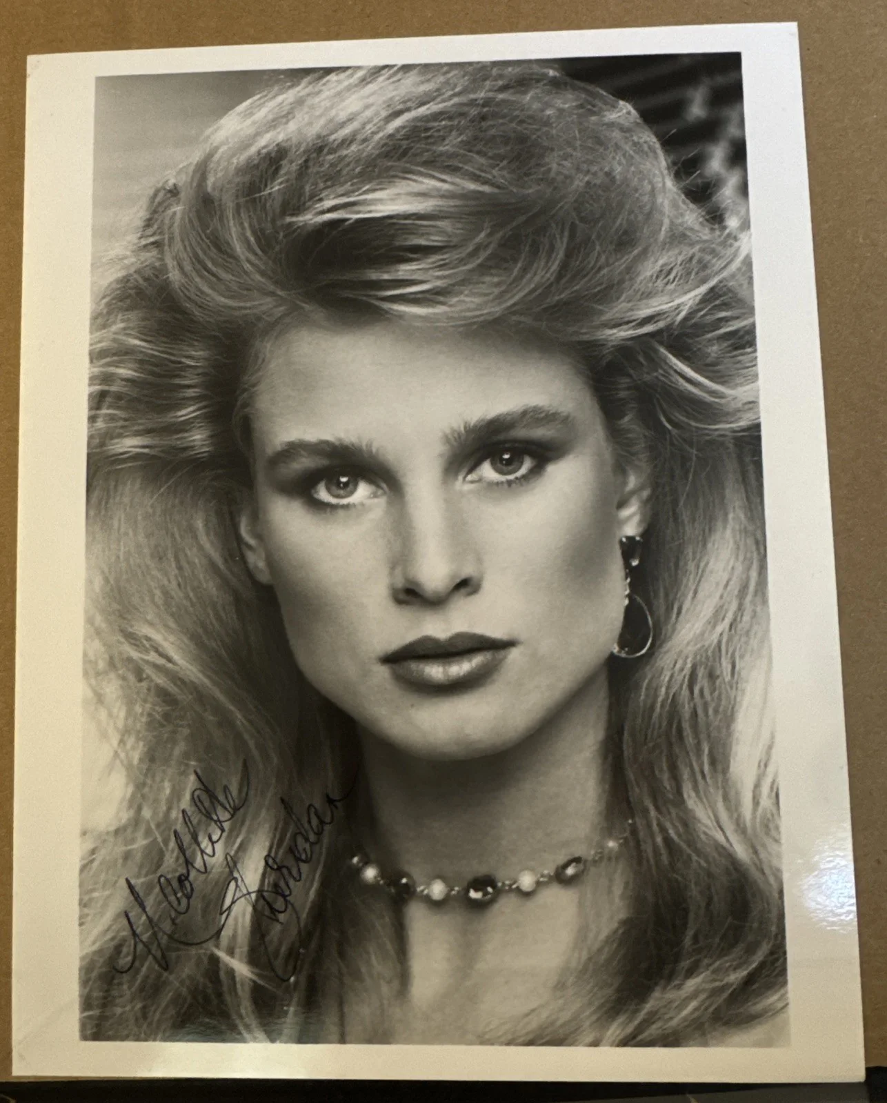 Nicolette Sheridan — VTG NICOLETTE SHERIDAN DESPERATE HOUSEWIVES SIGNED 7X9 B/W Photo Autograph
