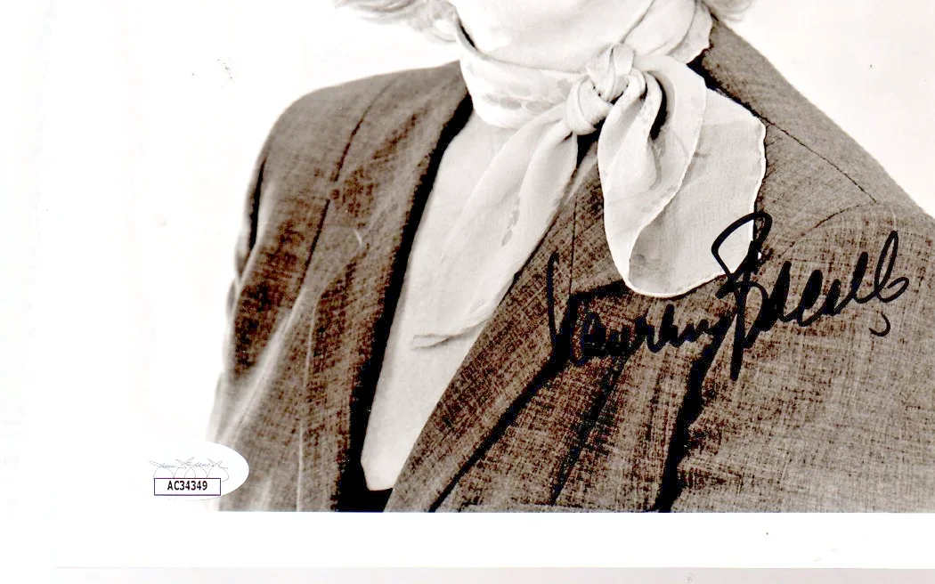 LAUREN BACALL JSA Coa Hand-signed 10” x 8” portrait Fine Shape, image 3