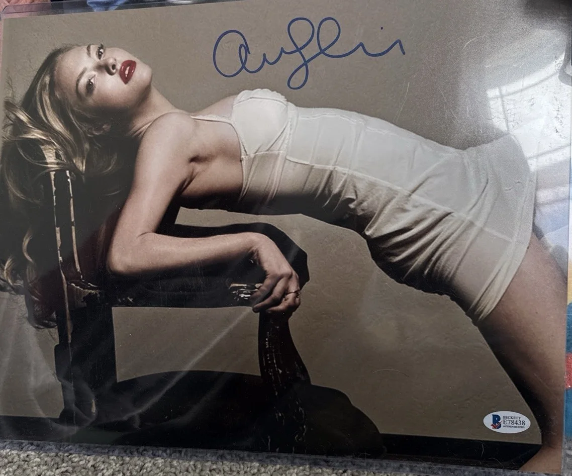 Amanda Seyfried — AMANDA SEYFRIED Autographed SIGNED 11x14 PHOTO Beckett/Housemaid