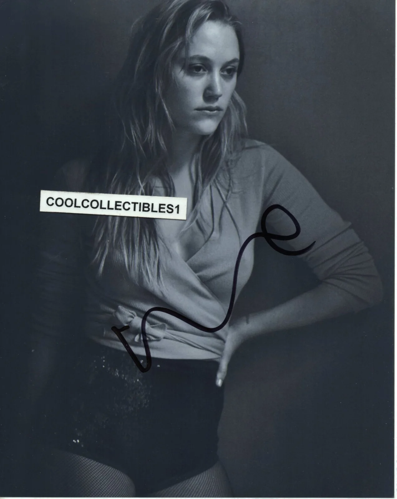 MAIKA MONROE — MAIKA MONROE IN PERSON SIGNED 8X10 BLACK & WHITE PHOTO COA