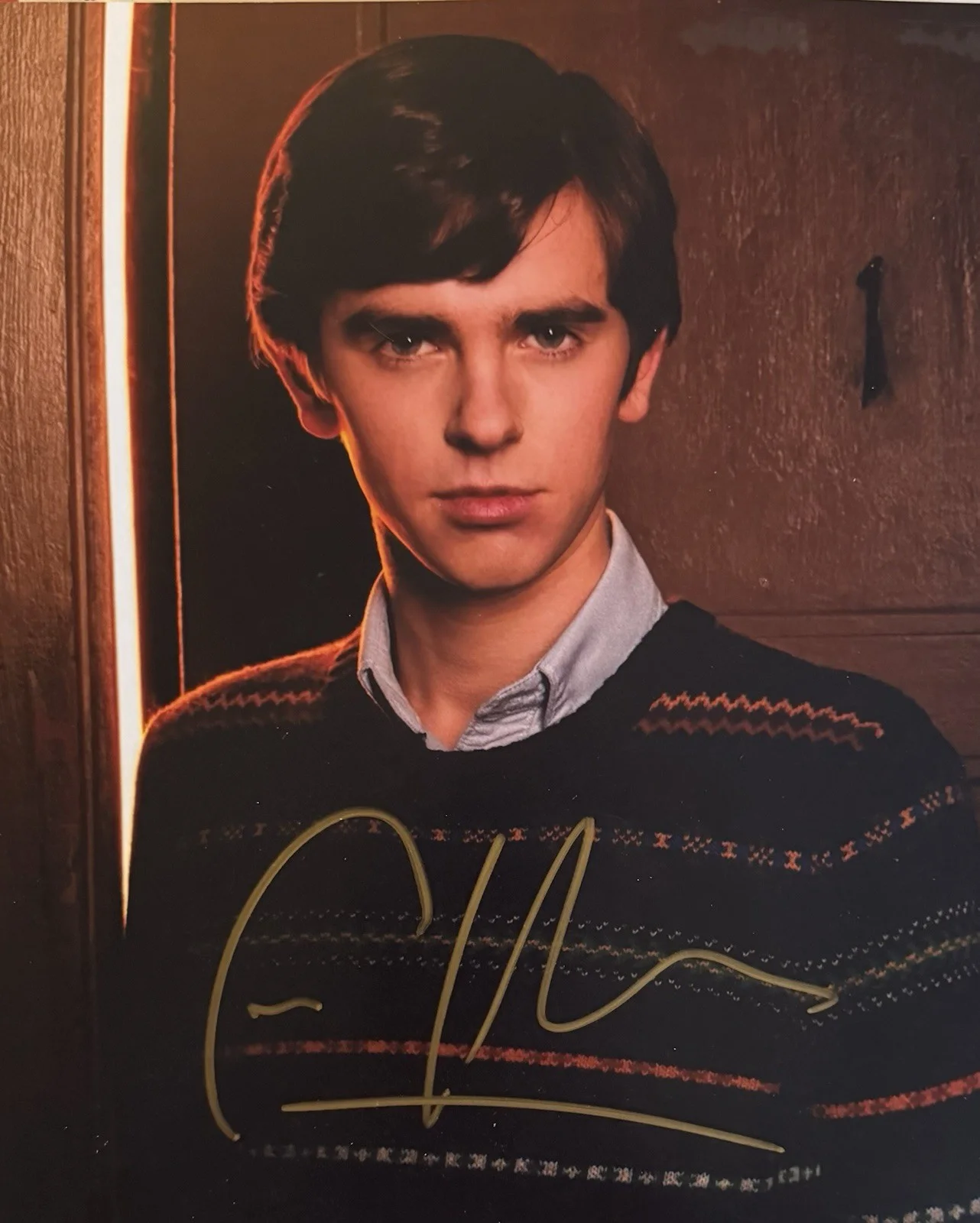Freddie Highmore — Freddie Highmore , Psycho, Signed Autographed 8x10 Color Photo