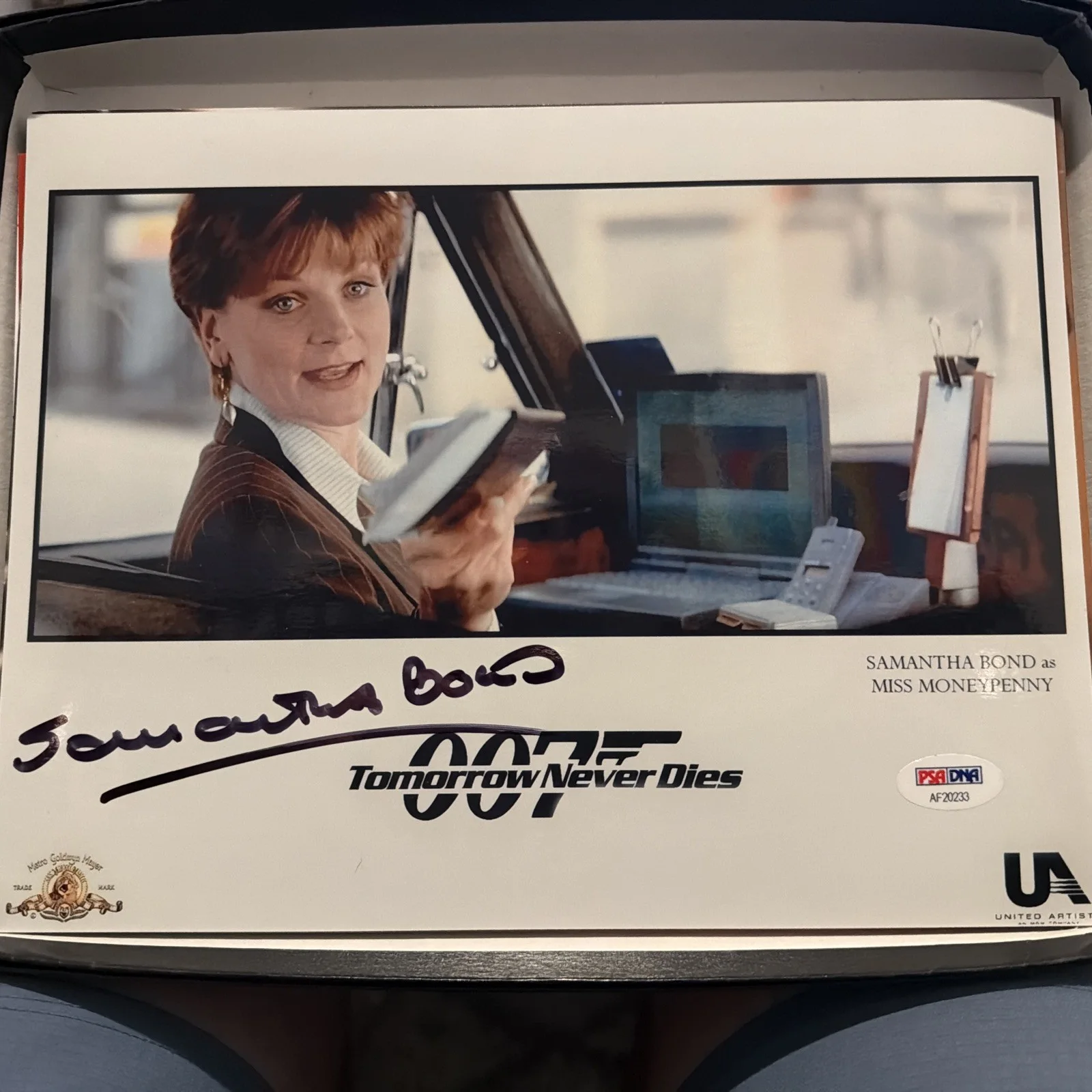 SAMANTHA BOND — SAMANTHA BOND SIGNED 8X10 PHOTO "JAMES BOND 007 TOMORROW NEVER DIES" PSA COA