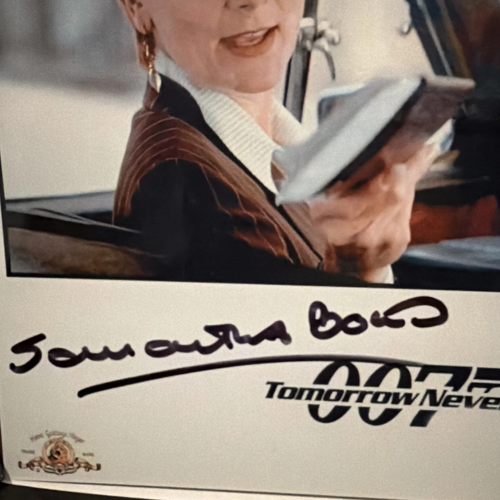 SAMANTHA BOND — SAMANTHA BOND SIGNED 8X10 PHOTO "JAMES BOND 007 TOMORROW NEVER DIES" PSA COA, изображение 2