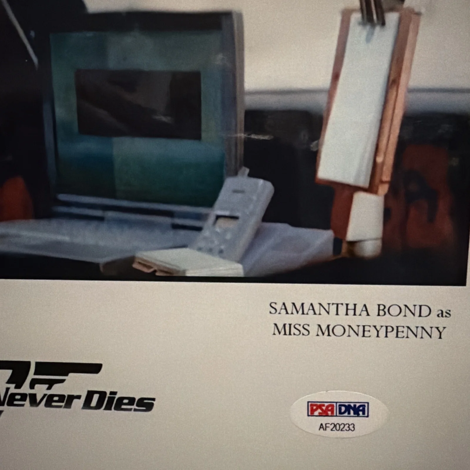 SAMANTHA BOND — SAMANTHA BOND SIGNED 8X10 PHOTO "JAMES BOND 007 TOMORROW NEVER DIES" PSA COA, изображение 3