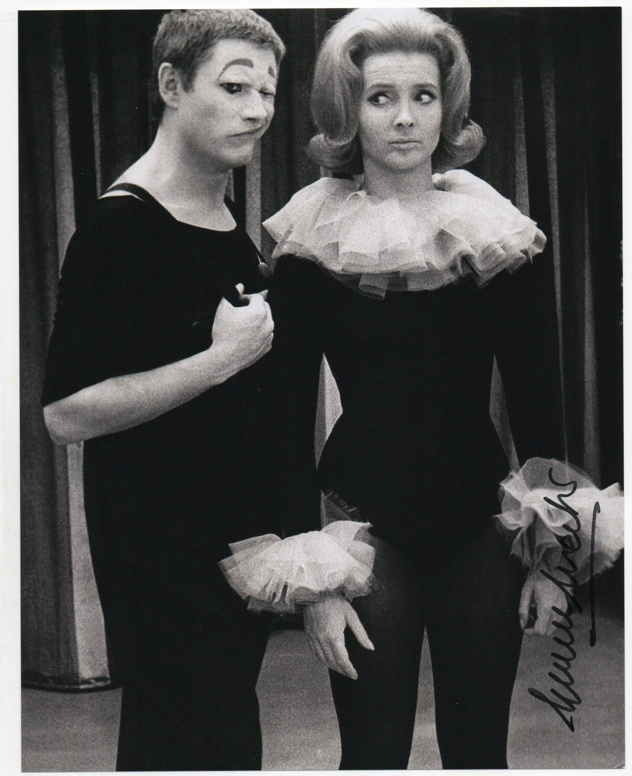 Millicent Martin — Millicent Martin signed autograph 8x10 Photo No COA Pass BAS PSA JSA Sexy Hot TV