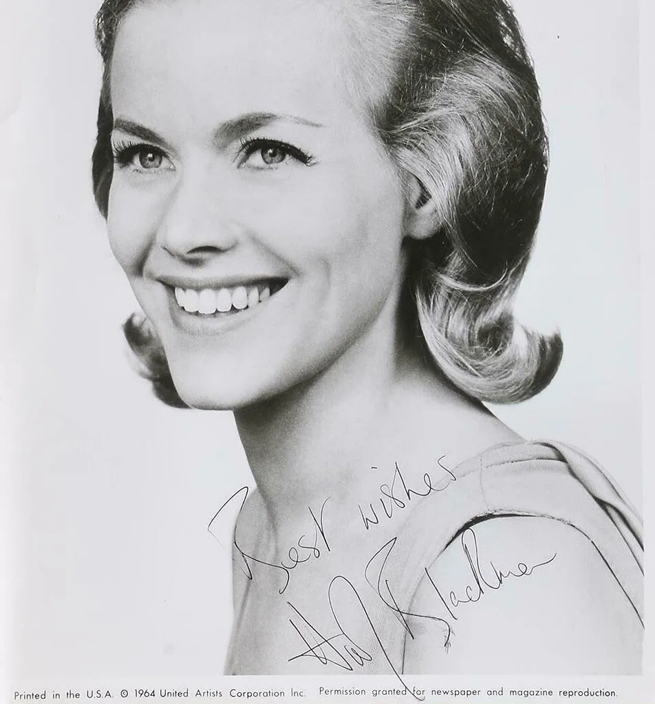 Honor Blackman — HONOR BLACKMAN Signed Photo Actress James Bond Movies 8 x10 black & White, изображение 2