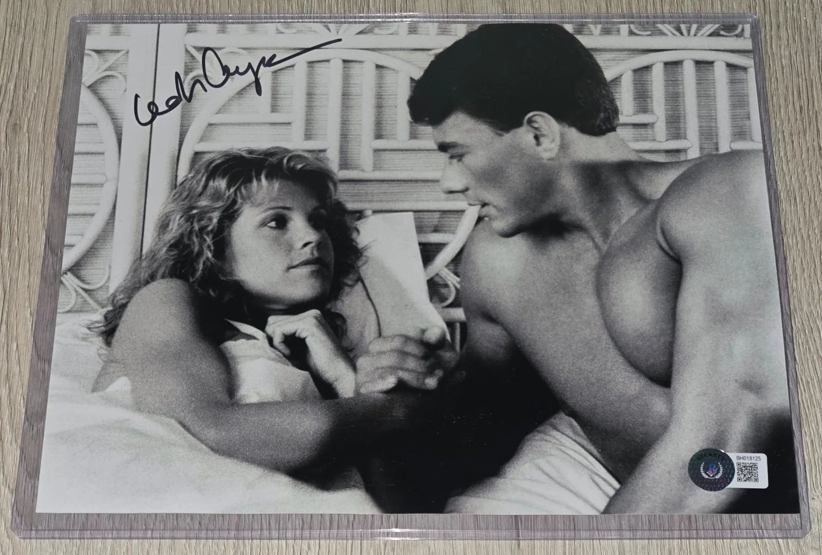 Leah Ayres — Leah Ayres Bloodsport Autograph Beckett BAS Authentic 8x10 Signed Grayscale, изображение 3
