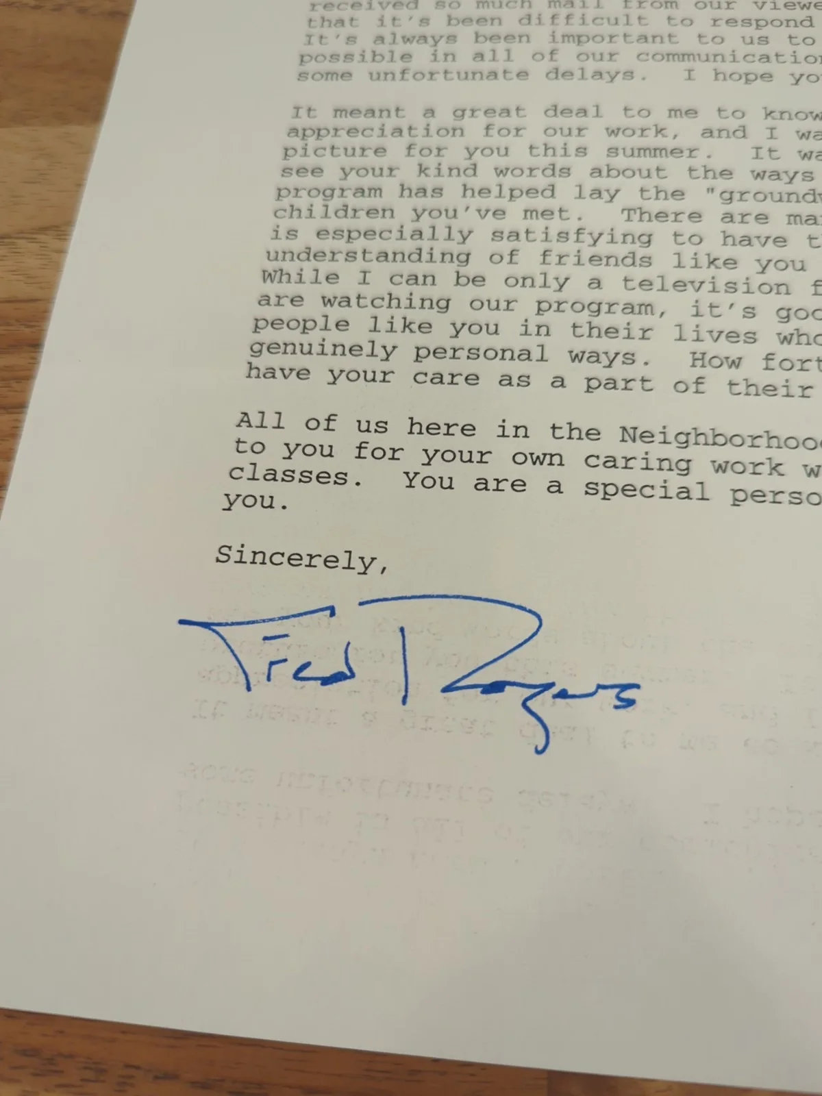 Fred Rogers — 1999 Fred Rogers Signed 2 Autograph Lot Letter Pamphlets And postcards RARE Set, изображение 2