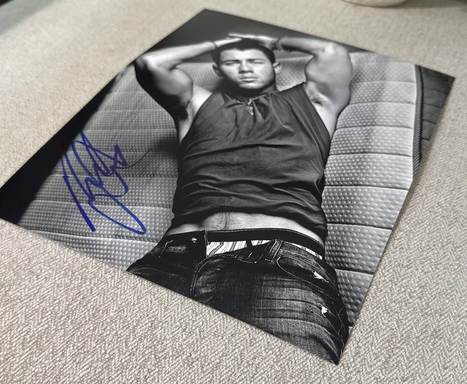 Nick Jonas Sexy Superstar (TV's "Kingdom" Singer) Signed Autographed Photo w/COA, изображение 2