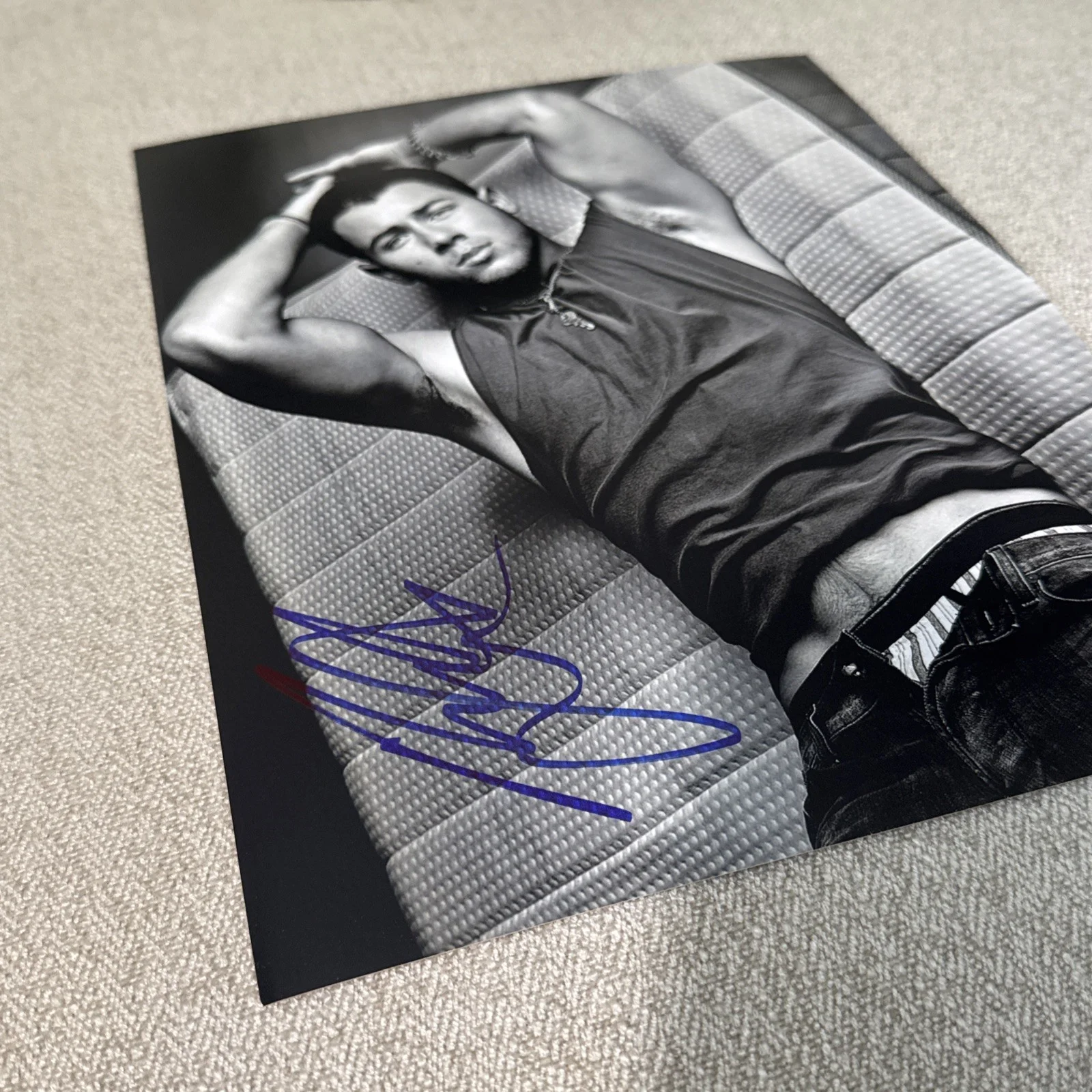 Nick Jonas Sexy Superstar (TV's "Kingdom" Singer) Signed Autographed Photo w/COA, изображение 4