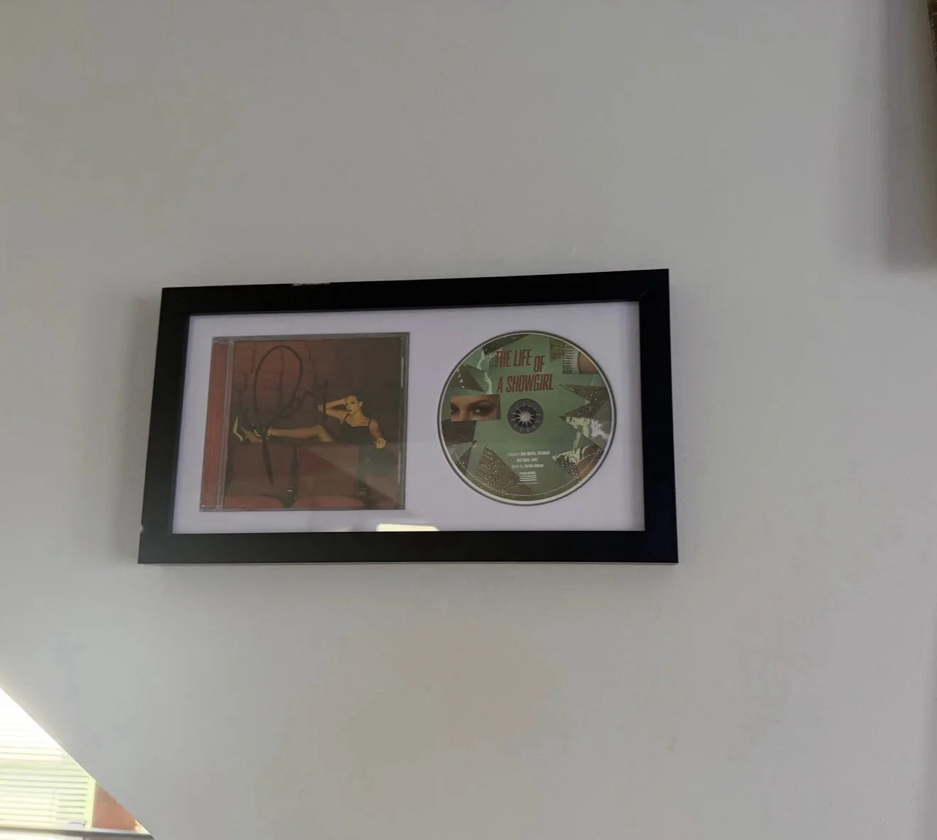 The Life of a Showgirl Framed Signed CD Taylor Swift, изображение 3