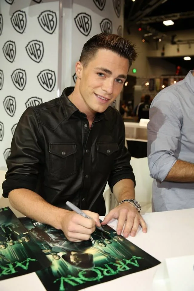Stephen Amell, Willa Holland, ColtonH, David Ramsey, Joan Barrowman — Arrow Signed Cast Autographed 11X17 Poster Comic Con, image 5