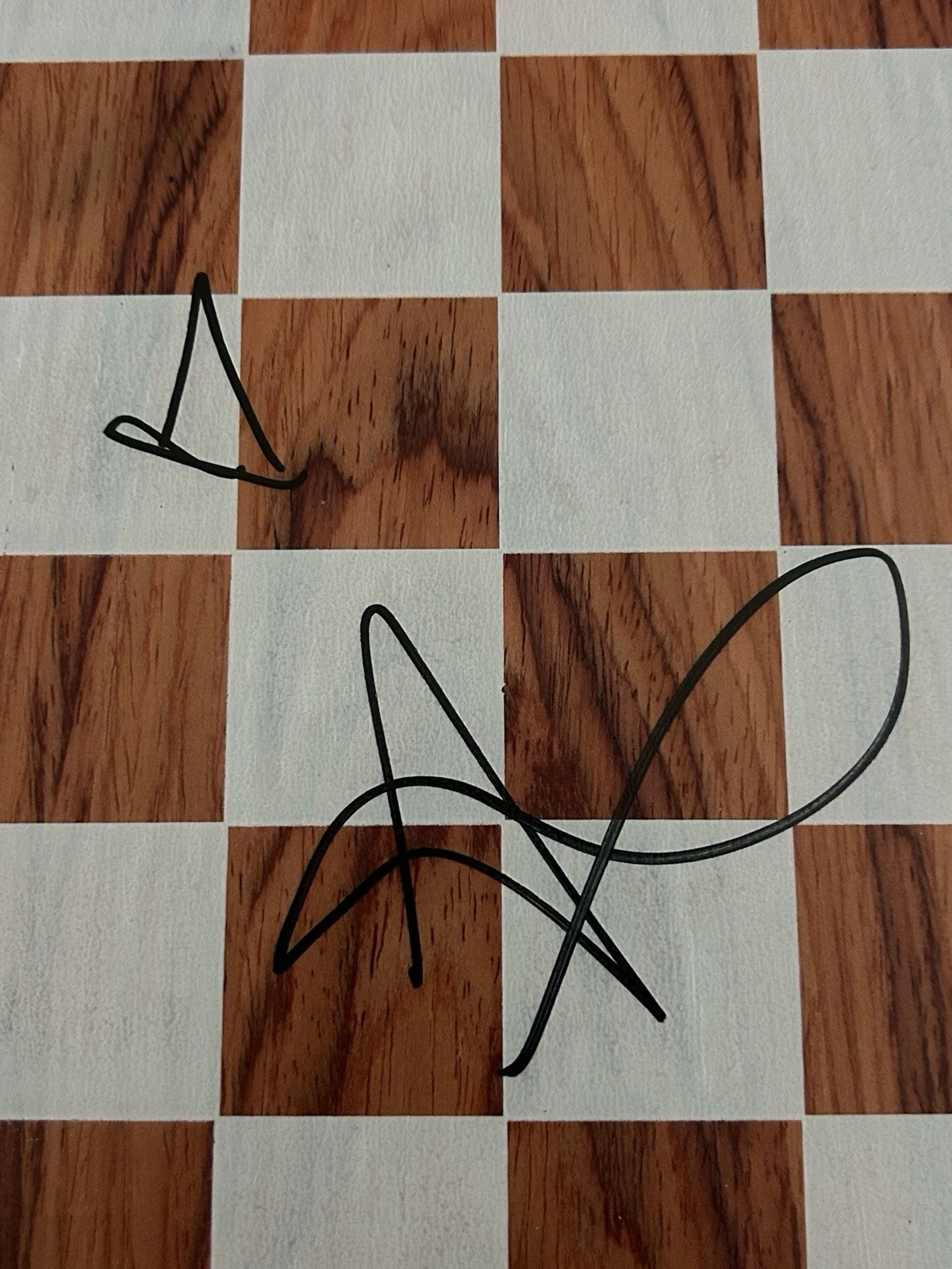 Anya Taylor Joy — ANYA TAYLOR JOY SIGNED THE QUEENS GAMBIT FULL SIZE CHESS BOARD BECKETT COA, image 3
