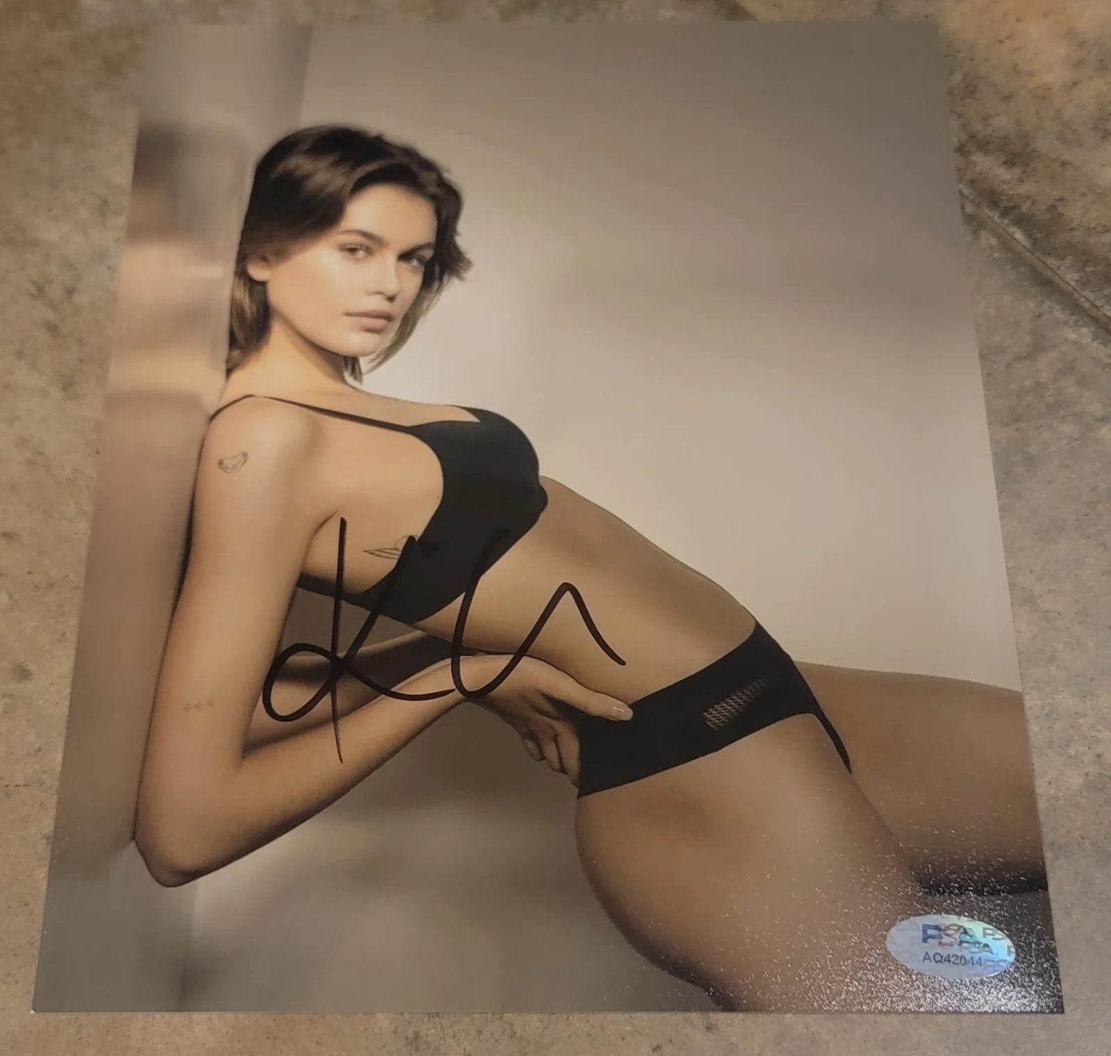 Kaia Gerber — Kaia Gerber signed 8x10 photo autograph PSA DNA photoshoot leaning wall