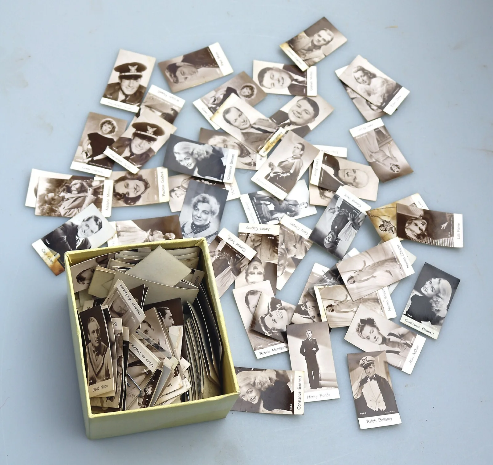 A large collection 175+ miniature early Hollywood Film Stars Pictures C.20thC, изображение 2