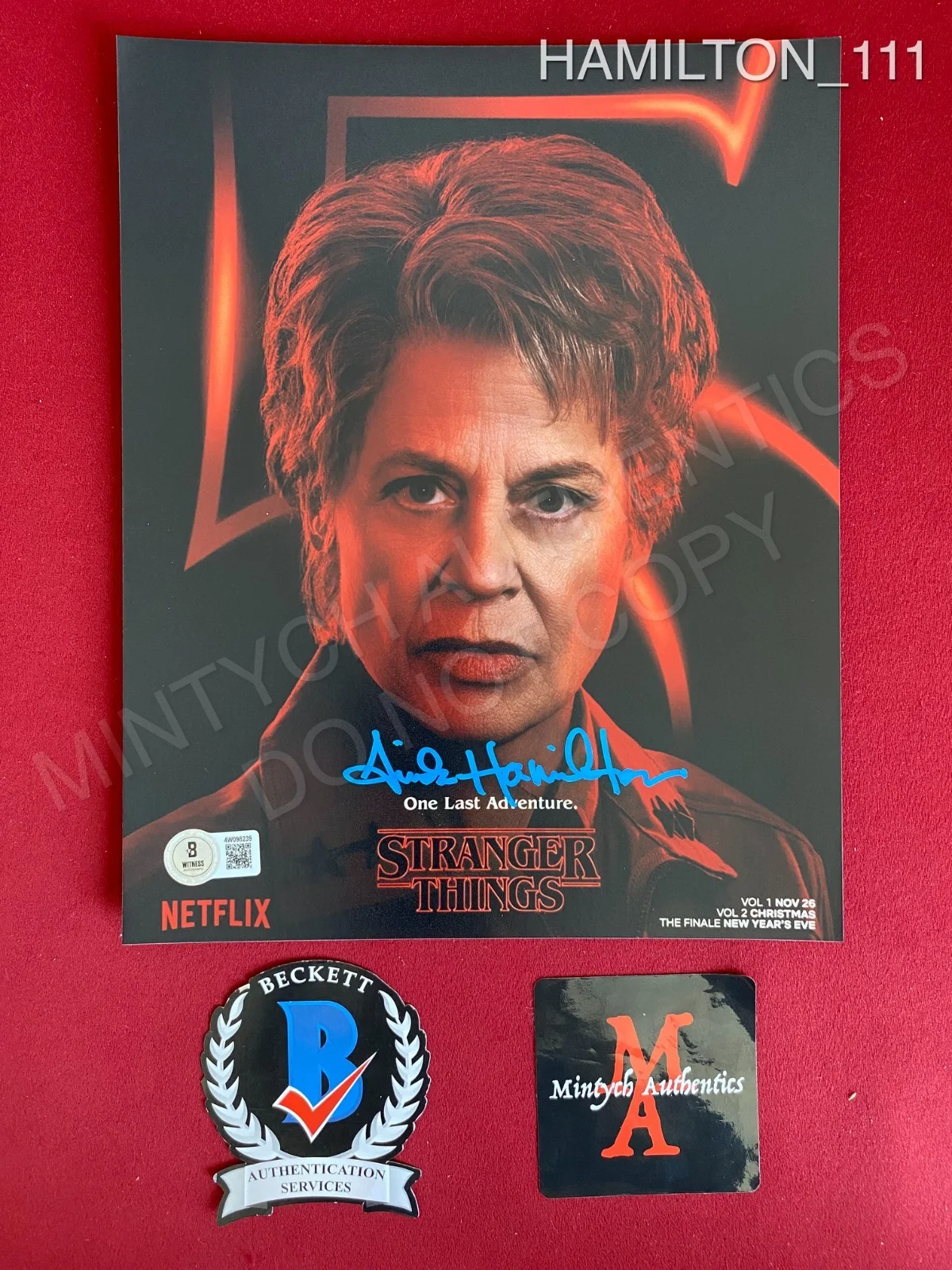 Linda Hamilton — Linda Hamilton Stranger Things autographed signed 8x10 photo Beckett COA