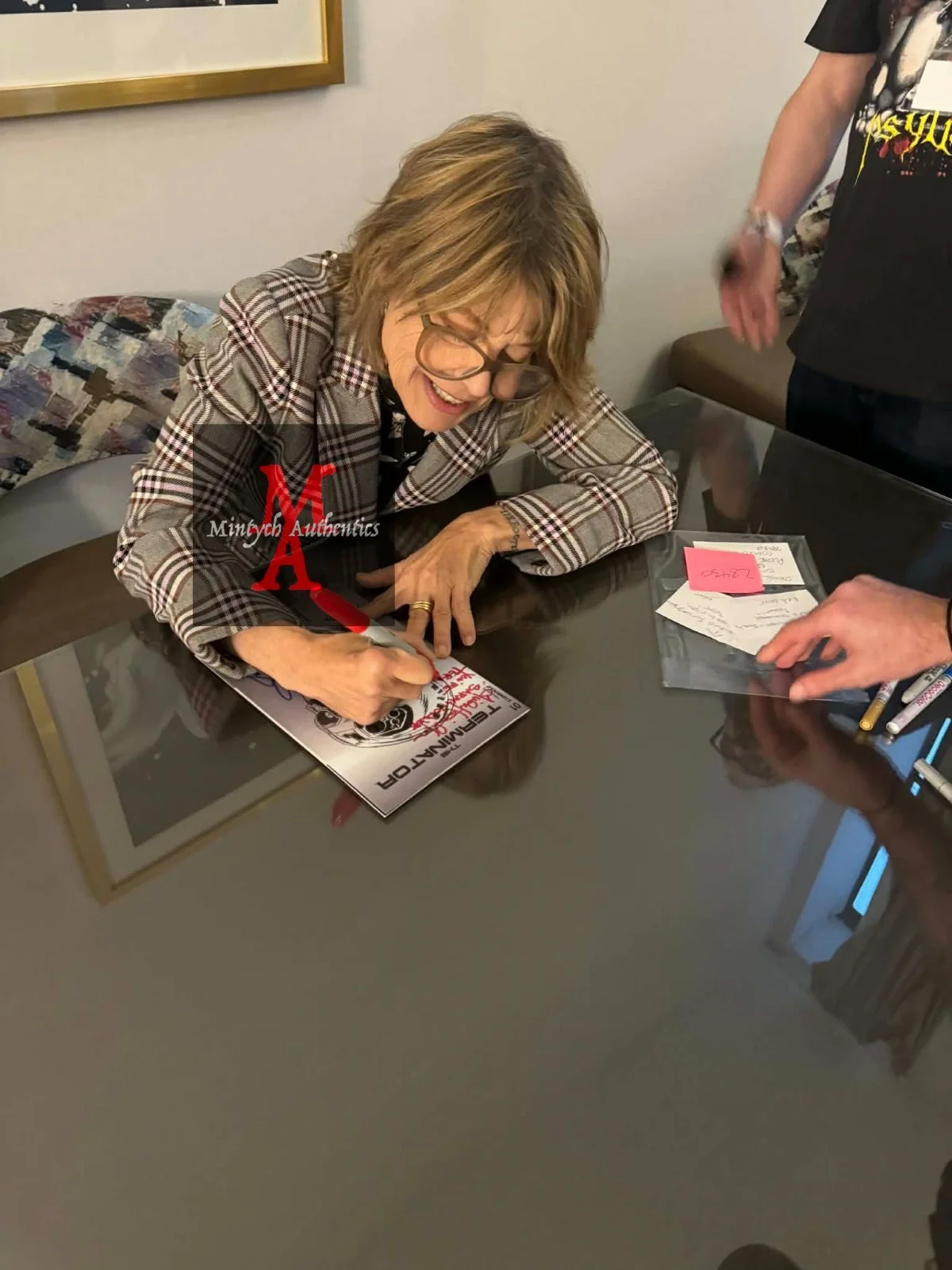 Linda Hamilton — Linda Hamilton Stranger Things autographed signed 8x10 photo Beckett COA, image 2