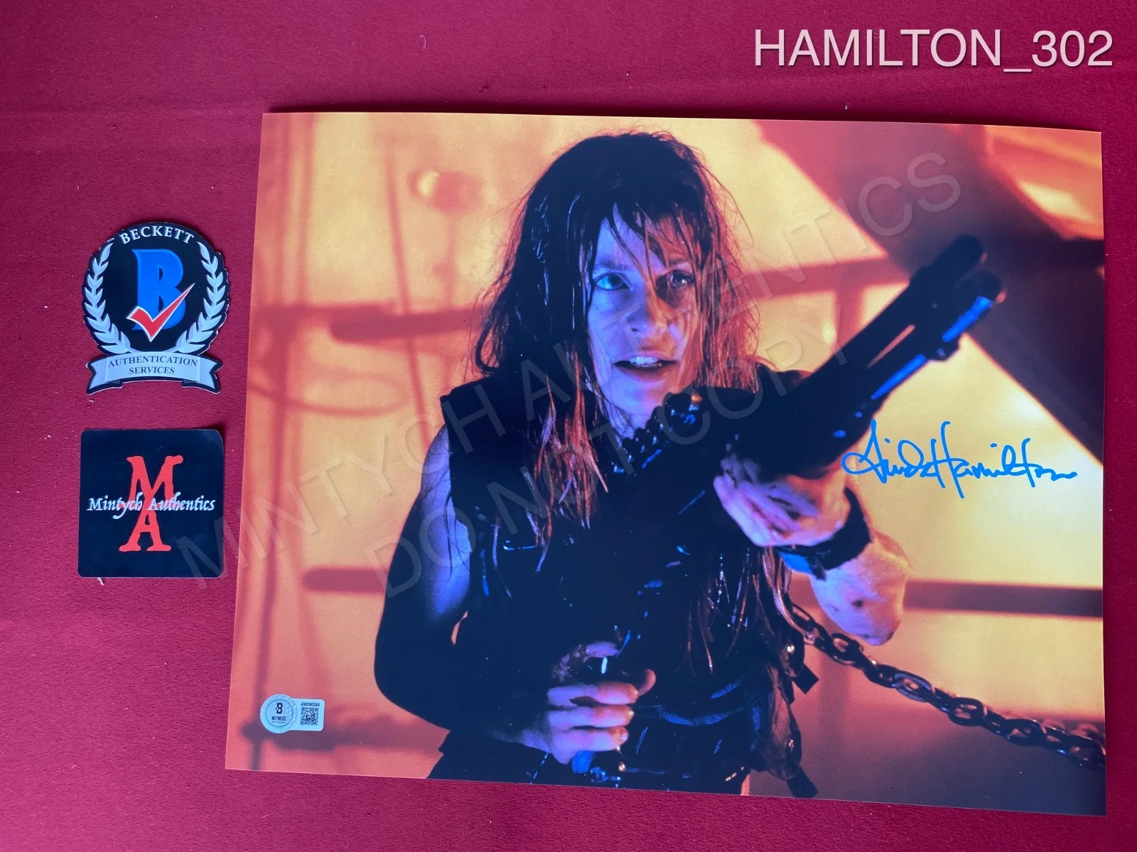 Linda Hamilton — Linda Hamilton Terminator autographed signed 11x14 photo Beckett COA