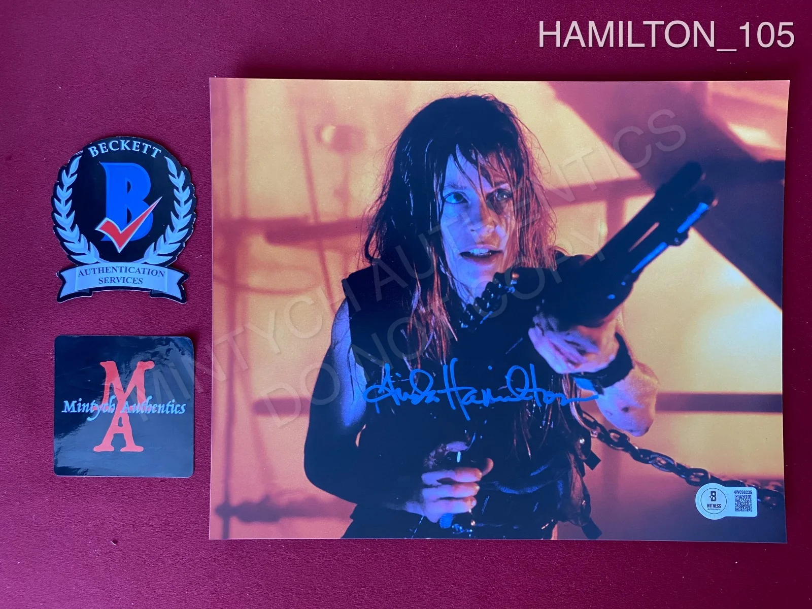 Linda Hamilton — Linda Hamilton Terminator autographed signed 8x10 photo Beckett COA