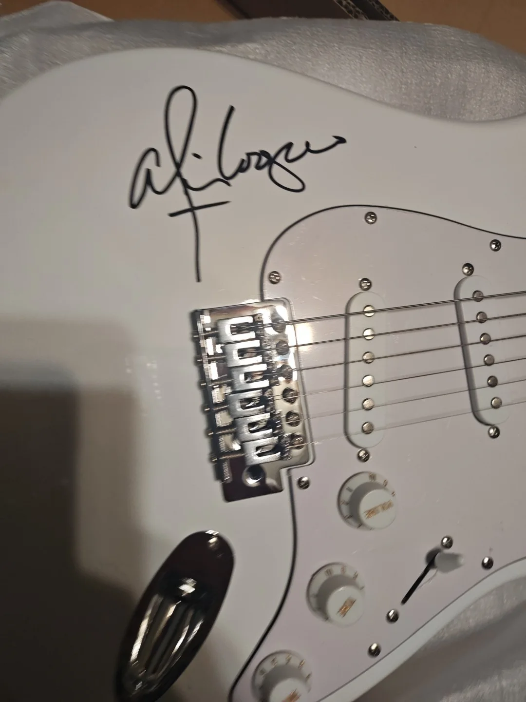 Alice Cooper — Alice Cooper Signed 39" White Electric Guitar BAS ✅ GradedGeekz Out 👀 🔥🔥, image 4