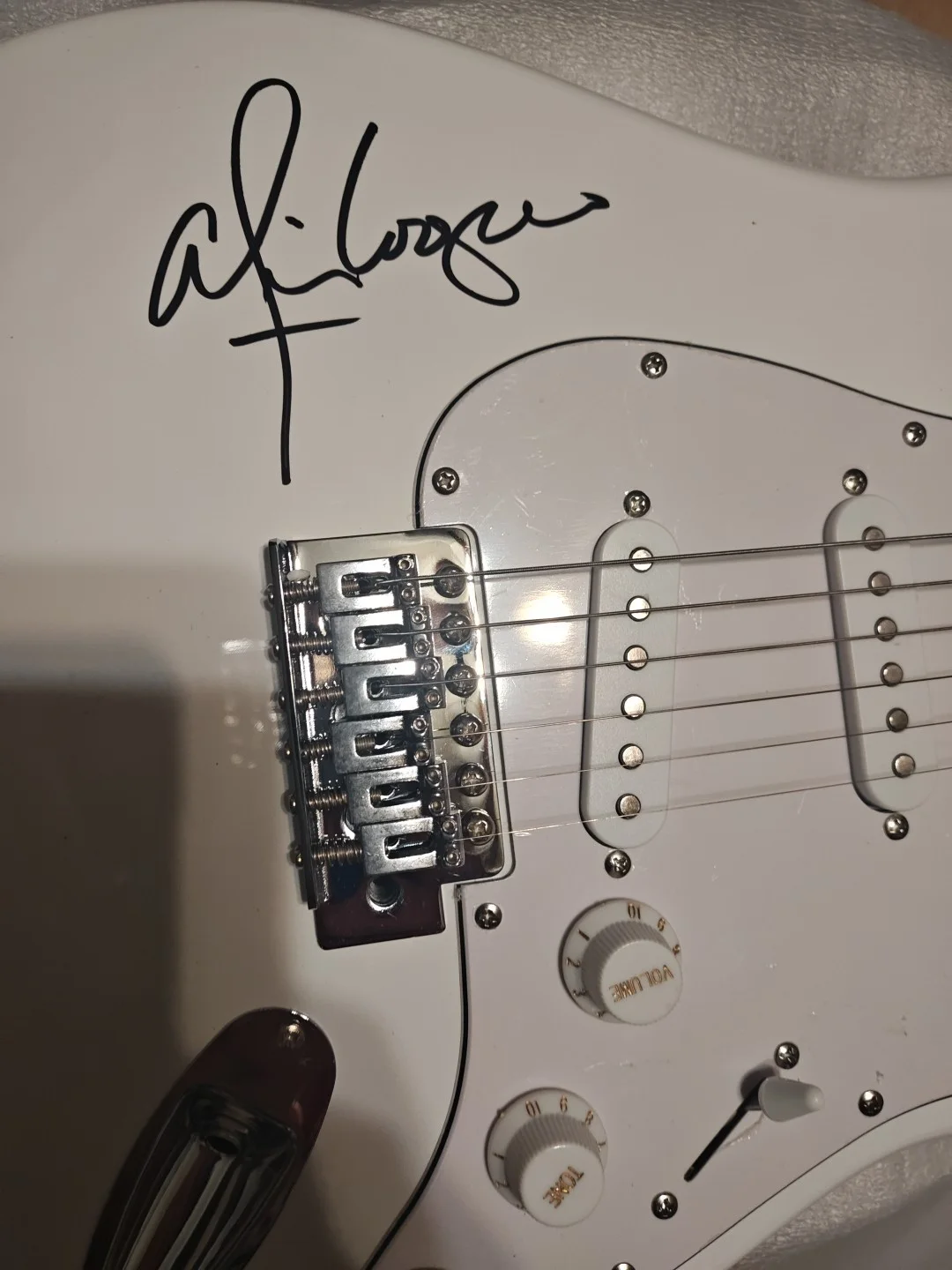 Alice Cooper — Alice Cooper Signed 39" White Electric Guitar BAS ✅ GradedGeekz Out 👀 🔥🔥, image 5