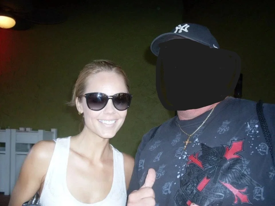 LAURA VANDERVOORT — LAURA VANDERVOORT ACTRESS AUTHENTIC AUTOGRAPHED/SIGNED MAXIM MAGAZINE, image 2