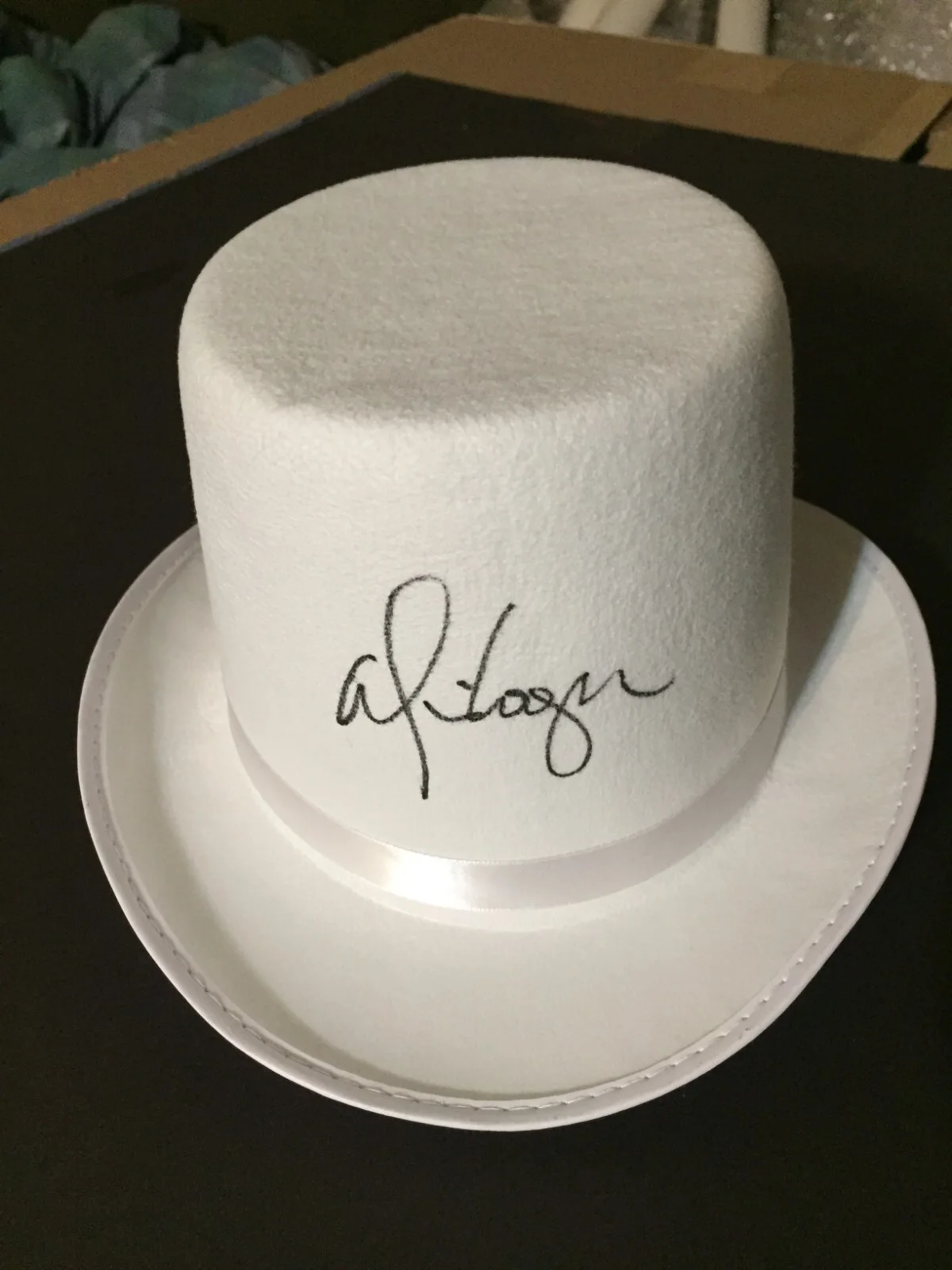 Alice Cooper Autographed Signed Replica White Top Hat - Beckett Witnessed, изображение 2