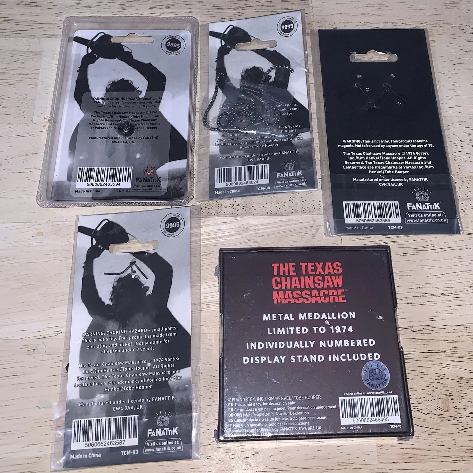 The Texas Chainsaw Massacre Medallion Bottle Opener Necklace Keychain Pin Bundle, изображение 2