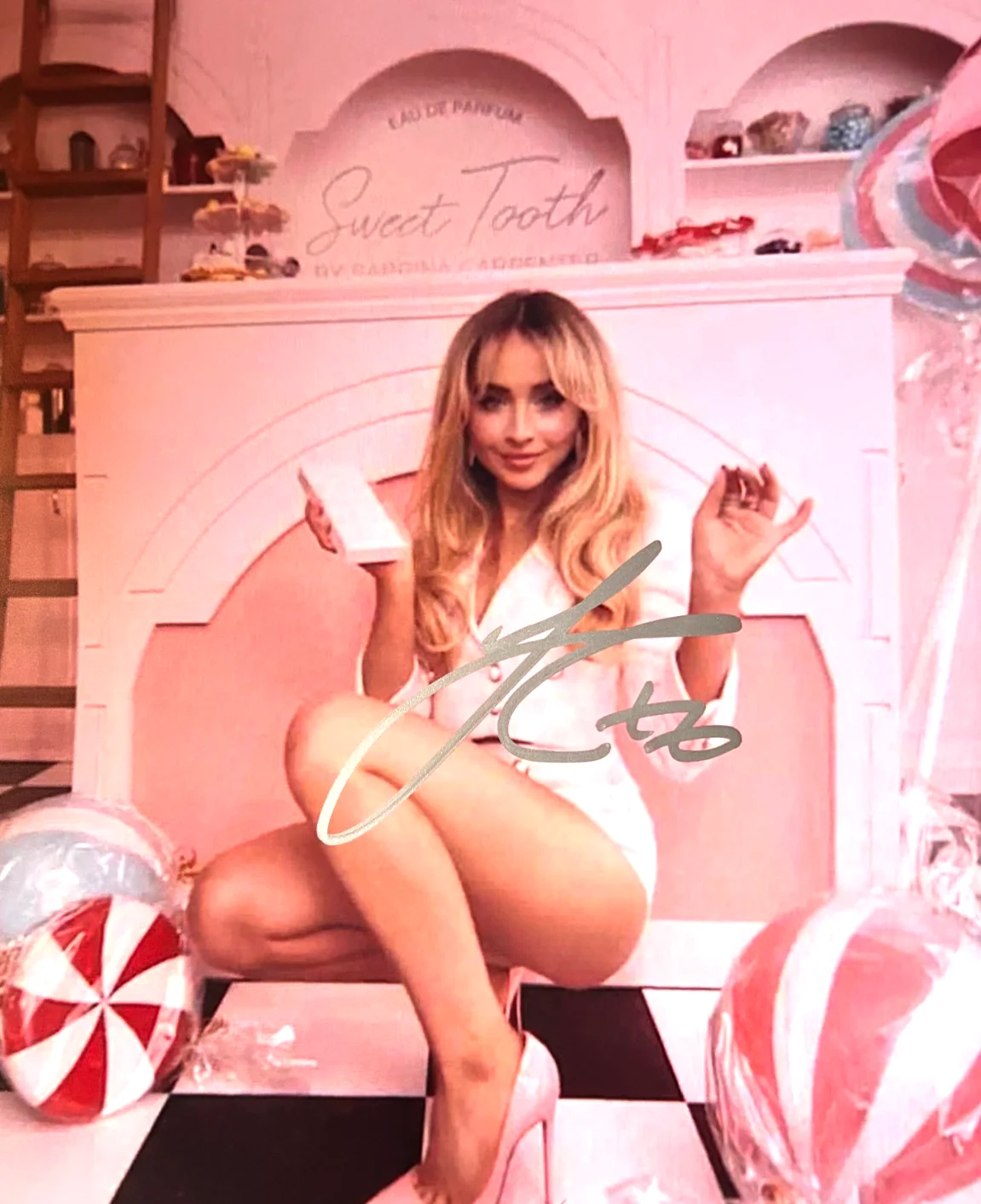SABRINA CARPENTER Signed Original 8x10" Authentic Autograph Signature w/COA, image 3