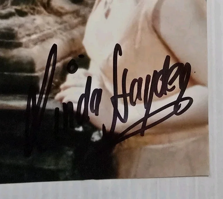 Linda Hayden — LINDA HAYDEN / ISLA BLAIR (Taste The Blood of Dracula) Signed 8x10 Picture & COA, изображение 4