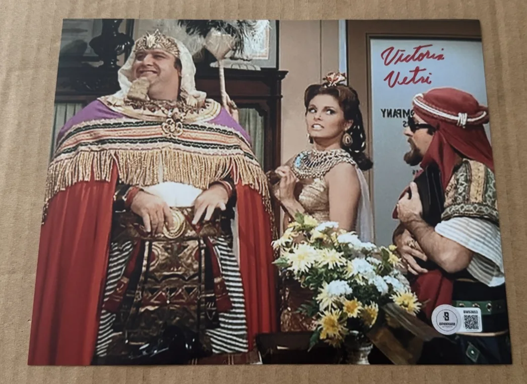 VICTORIA VETRI — VICTORIA VETRI SIGNED BATMAN 8X10 PHOTO BECKETT COA AUTHENTIC #3