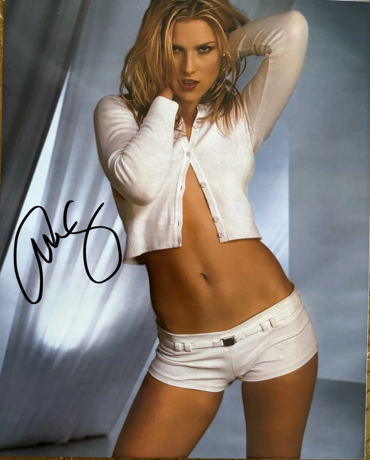 Ari Larter — Ari Larter Signed 8x10 Photo Landman Sexy W/COA